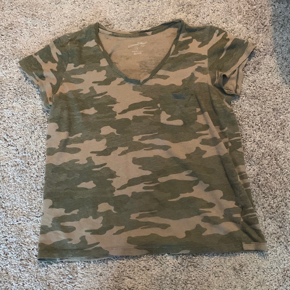 Universal Thread short sleeved Camo tshirt. Size XS